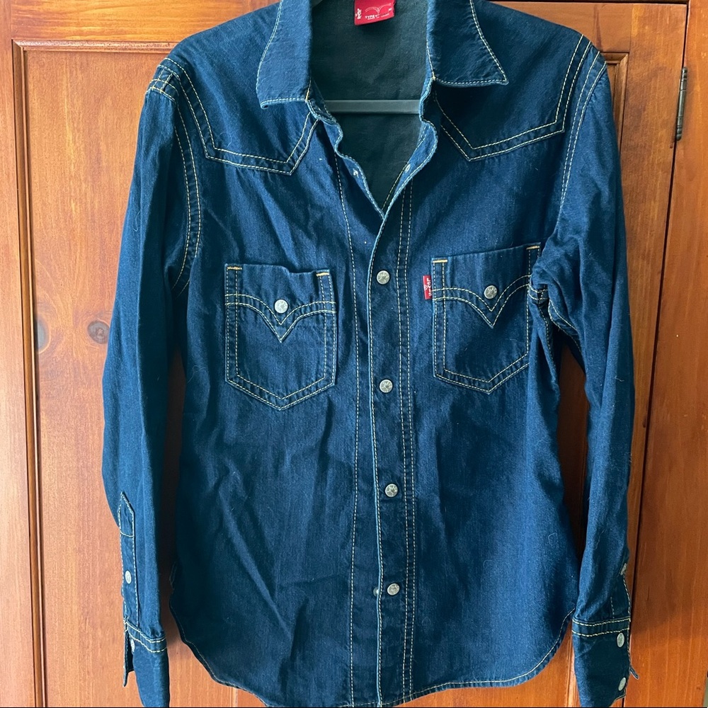 Cowboy cut Levi’s denim button down long sleeve shirt.